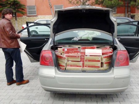 Aksaray’da ehliyetsiz ve koltuk değnekli sigara kaçakçısı