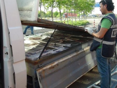 Aksaray’da kamyonet altındaki özel bölmeden kaçak sigara yakalandı