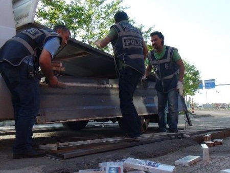 Aksaray’da kamyonet altındaki özel bölmeden kaçak sigara yakalandı