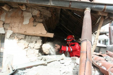 Aksaray’da saatte 65 kilometre hızla esen rüzgar ev yıktı