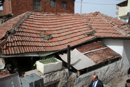 Aksaray’da saatte 65 kilometre hızla esen rüzgar ev yıktı