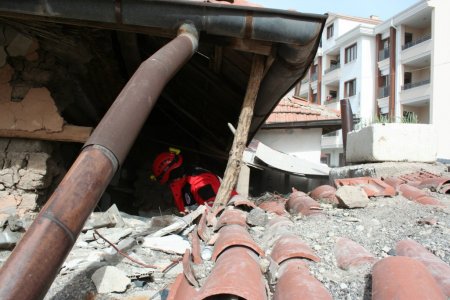 Aksaray’da saatte 65 kilometre hızla esen rüzgar ev yıktı