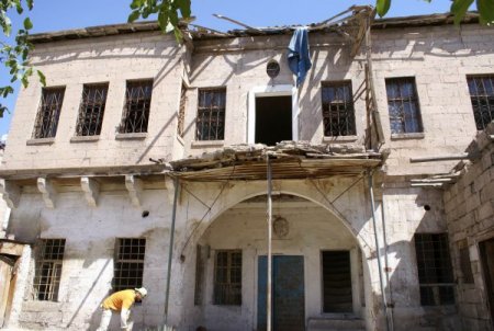 Aksaray'da tarihi evler ayağa kaldırılıyor