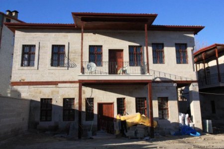Aksaray'da tarihi evler ayağa kaldırılıyor