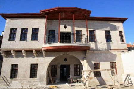 Aksaray'da tarihi evler ayağa kaldırılıyor