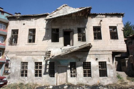 Aksaray'da tarihi evler ayağa kaldırılıyor