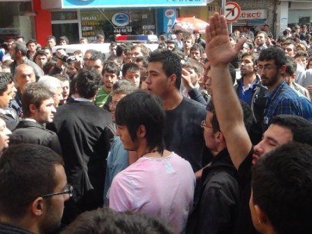 Aksaray'da üst geçit isteyen öğrenciler belediyeye yürüdü polis müdahale etti