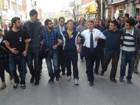 Aksaray'da üst geçit isteyen öğrenciler belediyeye yürüdü polis müdahale etti