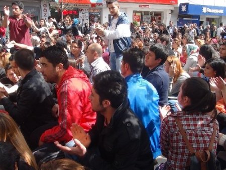 Aksaray'da üst geçit isteyen öğrenciler belediyeye yürüdü polis müdahale etti