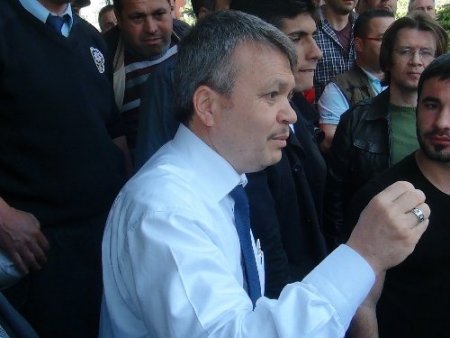 Aksaray'da üst geçit isteyen öğrenciler belediyeye yürüdü polis müdahale etti