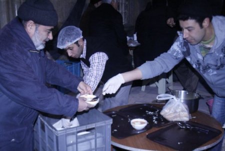 Akşehir'de Hasanpaşa İmaret Camii'nde cemaate çorba ikram ediliyor