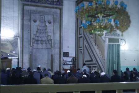 Akşehir'de Hasanpaşa İmaret Camii'nde cemaate çorba ikram ediliyor
