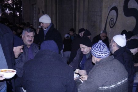 Akşehir'de Hasanpaşa İmaret Camii'nde cemaate çorba ikram ediliyor