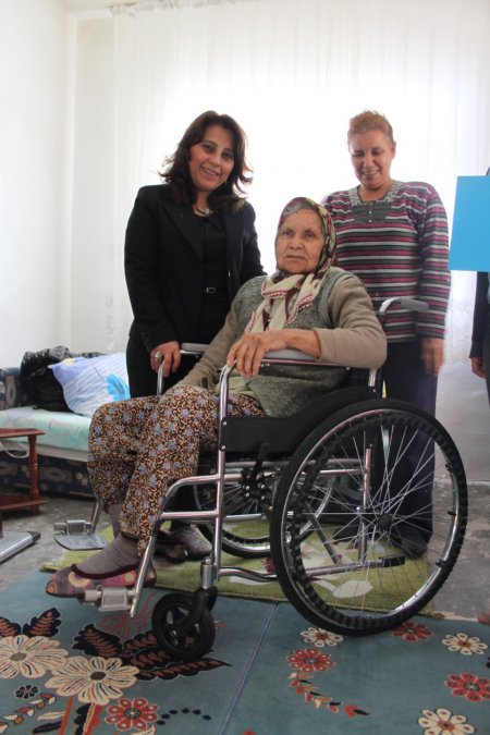 Aksu Belediyesi’nden yaşlı kadına tekerlekli sandalye