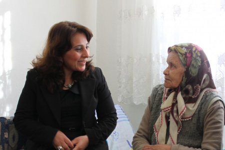 Aksu Belediyesi’nden yaşlı kadına tekerlekli sandalye