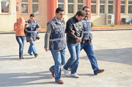 Akünün içine zulaladıkları esrarı satıp tatile gideceklermiş