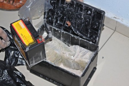 Akünün içine zulaladıkları esrarı satıp tatile gideceklermiş