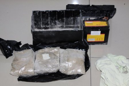 Akünün içine zulaladıkları esrarı satıp tatile gideceklermiş