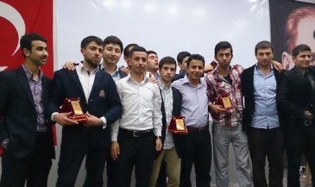 Akyazı MYO öğrencilerinin mezuniyet coşkusu