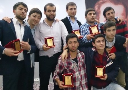 Akyazı MYO öğrencilerinin mezuniyet coşkusu