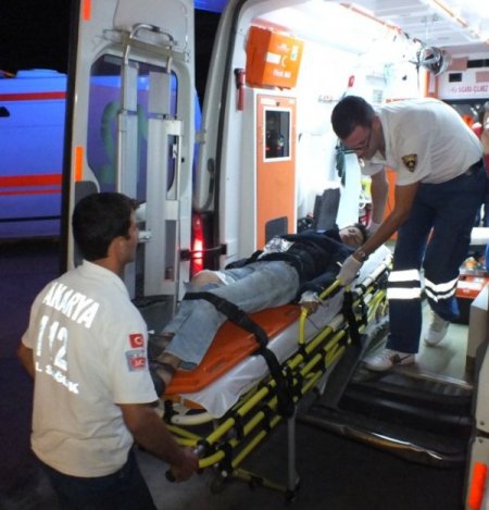 Akyazı'da 2 Motosiklet Çarpıştı: 4 Yaralı