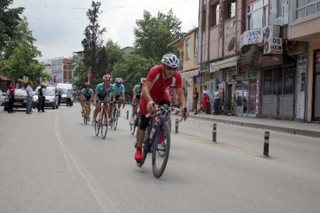 Akyazı'da bisiklet turunda kaza: 2 yaralı