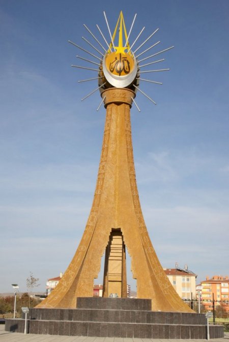 Akyurt, misafirlerini dev şehitlik anıtı ile karşılıyor