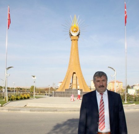 Akyurt, misafirlerini dev şehitlik anıtı ile karşılıyor