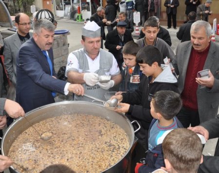 Akyurt Belediyesi'nden 10 bin kişiye aşure ikramı