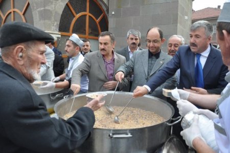 Akyurt Belediyesi'nden 10 bin kişiye aşure ikramı