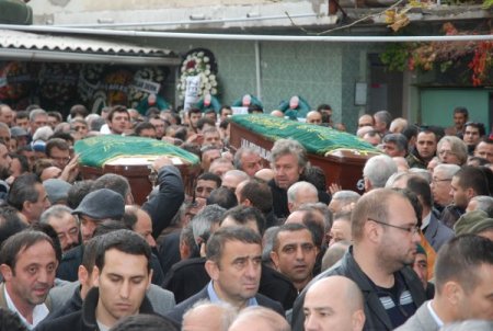 Alabora olan tekneden kurtulan işadamı: 4 saat yüzdük, onlar çıkamadı