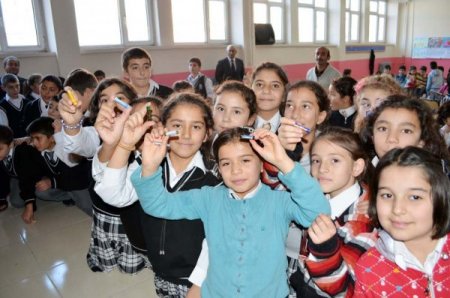 Alaca'da okullara atık pil toplama makinesi dağıtıldı