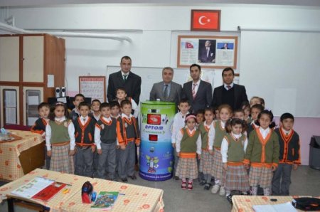 Alaca'da okullara atık pil toplama makinesi dağıtıldı