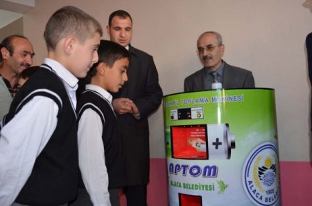 Alaca'da okullara atık pil toplama makinesi dağıtıldı