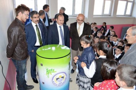 Alaca'da okullara atık pil toplama makinesi dağıtıldı