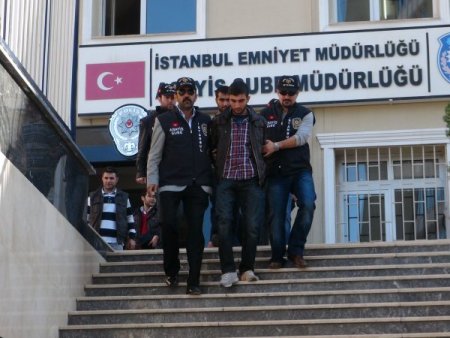 Alacağını isteyen arkadaşını bıçakla öldürdü