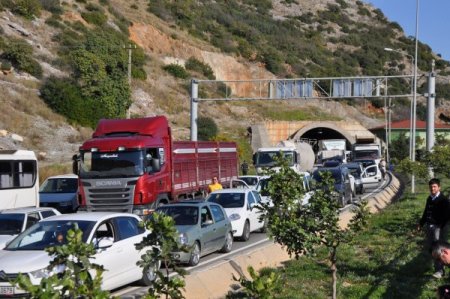 Alanya-Antalya yolu ikinci kez 2B’den trafiğe kapandı