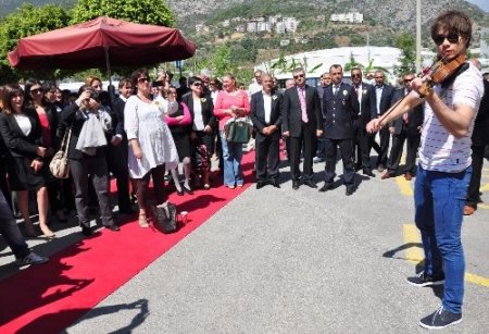 Alanya Emniyeti, misafirlerini ünlü sanatçı Rybak'ın keman konseriyle karşıladı