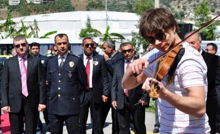 Alanya Emniyeti, misafirlerini ünlü sanatçı Rybak'ın keman konseriyle karşıladı