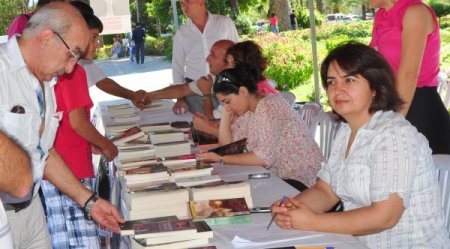 Alanya HEM ücretsiz kitap dağıttı