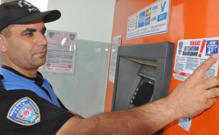 Alanya Polisi Broşür Dağıtarak Halkı Suçlara Karşı Bilinçlendiriyor