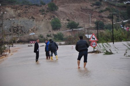 Alanya'da 20 köyün ulaşımı sağlayan köprü sular altında kaldı