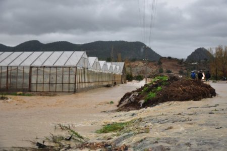 Alanya'da 20 köyün ulaşımı sağlayan köprü sular altında kaldı