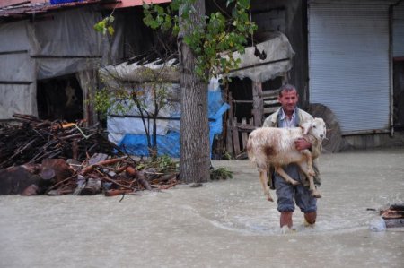 Alanya'da 20 köyün ulaşımı sağlayan köprü sular altında kaldı