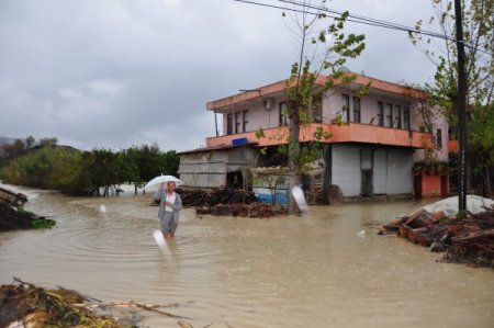 Alanya'da 20 köyün ulaşımı sağlayan köprü sular altında kaldı