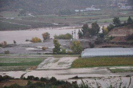 Alanya'da 20 köyün ulaşımı sağlayan köprü sular altında kaldı