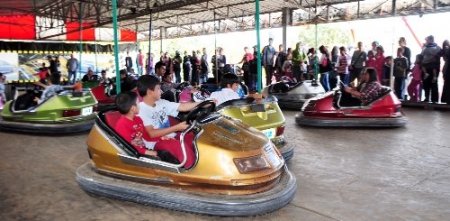 Alanya'da 23 Nisan çocuklarına lunapark hediyesi