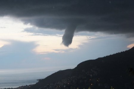 Alanya'da 5 dakikada 8 hortum oluştu