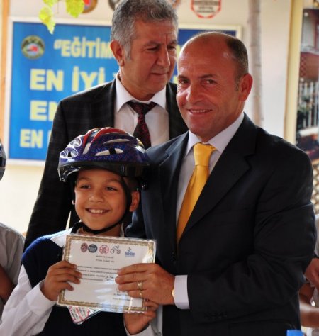 Alanya'da bisiklet eğitimi alan çocuklara sertifika