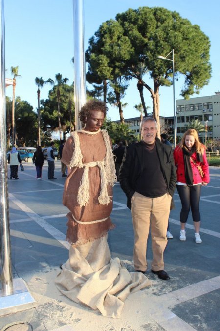 Alanya'da canlı heykel ve pandomim gösterisi turistlerin ilgisini çekti